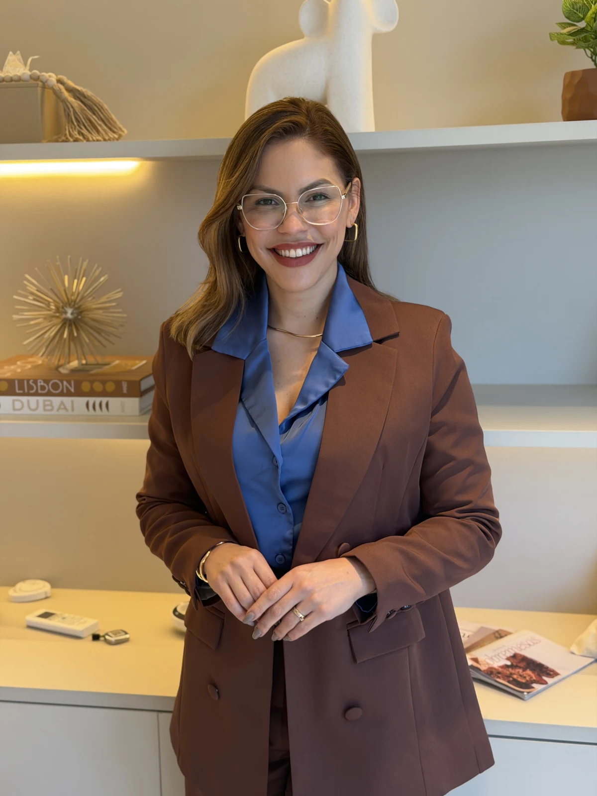 Isabel Sales sorrindo em seu consultório