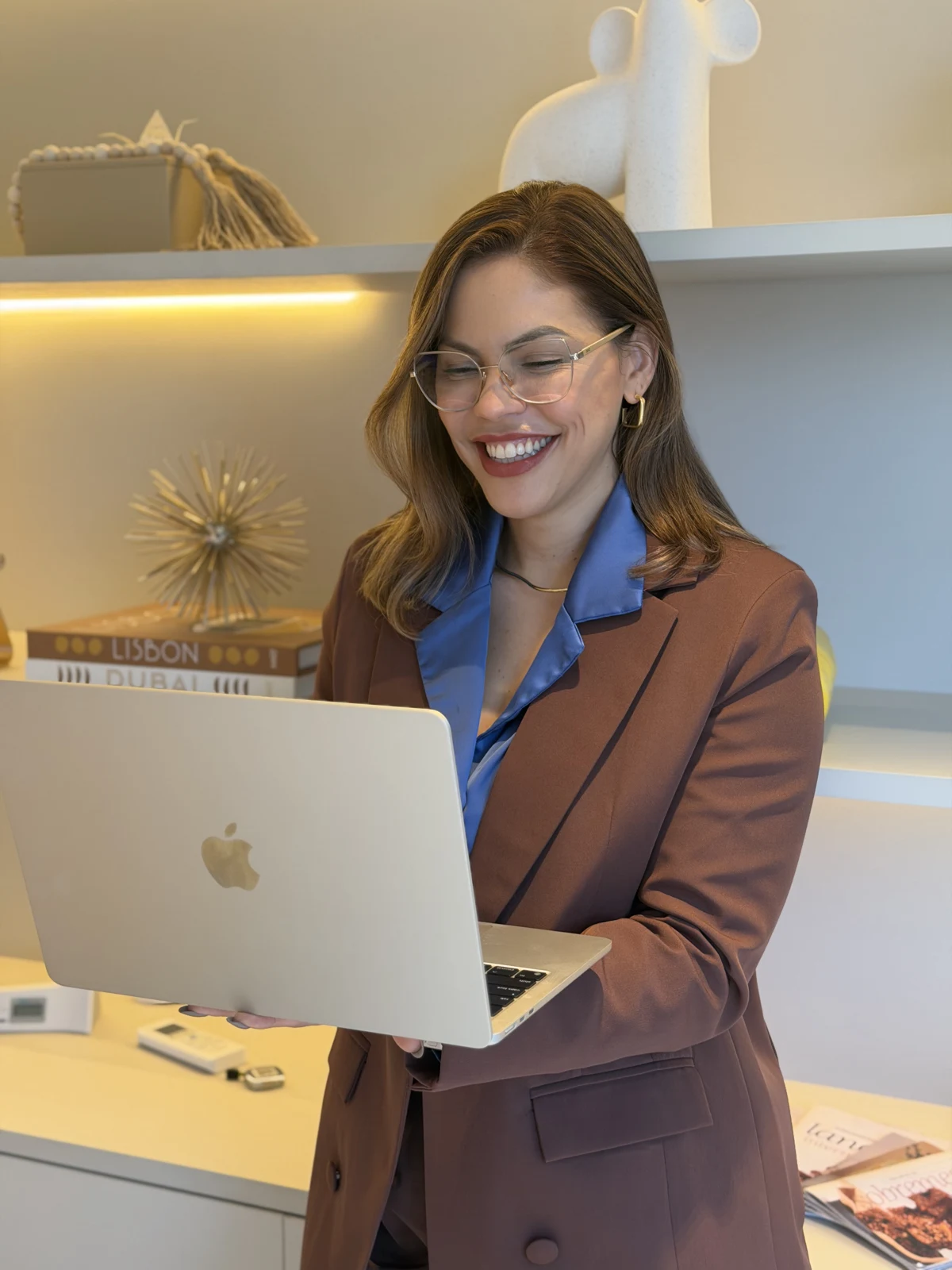 Isabel Sales em seu consultório, usando um notebook